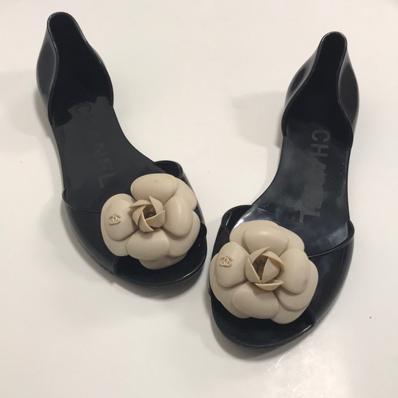 closed toe jelly sandals